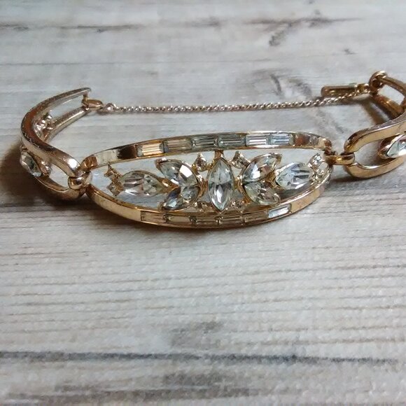 Trifari bracelet - rhinestone & gold tone - pat pend - chain intact - Picture 16 of 16